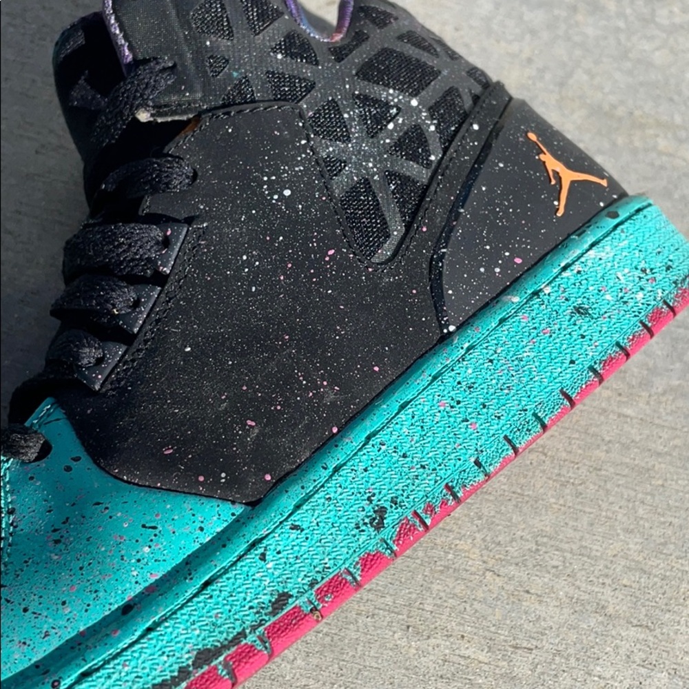 Super rare Teal and black Jordan’s 🔥🔥🔥